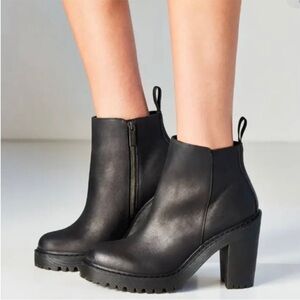 Dr. Martens black Magdalena women’s leather heeled Chelsea lug chunky boots 7